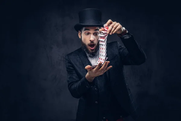 Magikern visar trick med spelkort. — Stockfoto