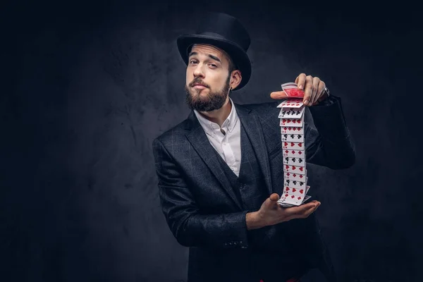 Mágico mostrando truque com cartas de jogar . — Fotografia de Stock