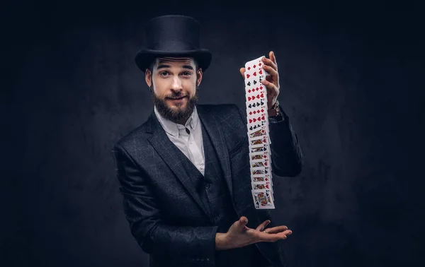 Mágico mostrando truque com cartas de jogar . — Fotografia de Stock