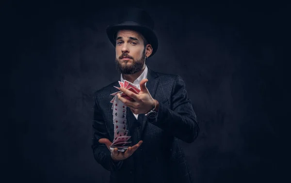 Magician showing trick with playing cards. — Stock Photo, Image