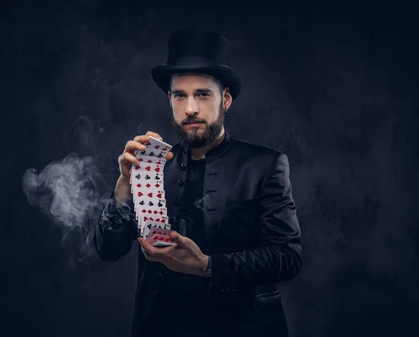 Magikern visar trick med spelkort. — Stockfoto
