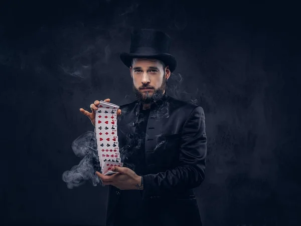 마술사 보여주는 마술 카드 놀이 함께. — 스톡 사진