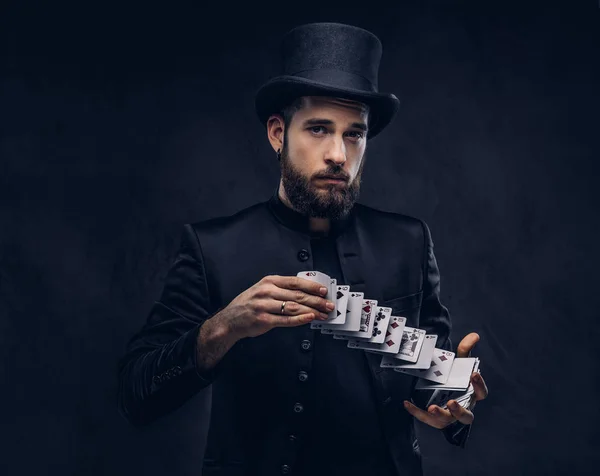Чарівник, що показує трюк з гральними картами . — стокове фото