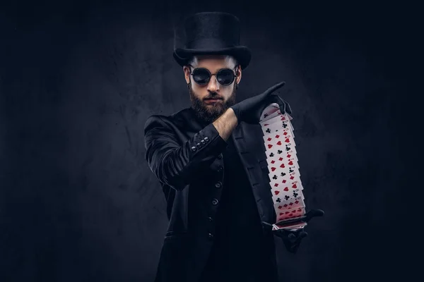 Magician showing trick with playing cards. — Stock Photo, Image