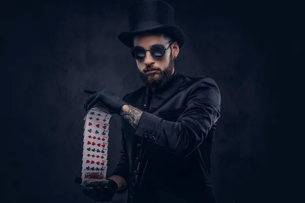 Zauberer zeigt Trick mit Spielkarten. — Stockfoto