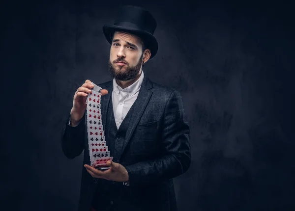 Mágico mostrando truque com cartas de jogar . — Fotografia de Stock