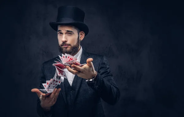 Zauberer zeigt Trick mit Spielkarten. — Stockfoto