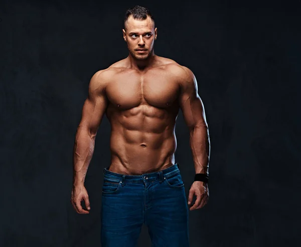 Porträtt av bar överkropp muskulös man i en jeans. — Stockfoto