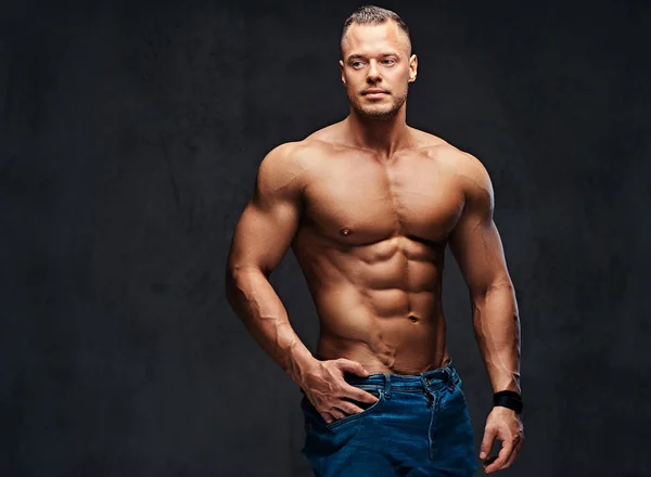 Retrato de hombre musculoso sin camisa en jeans . —  Fotos de Stock