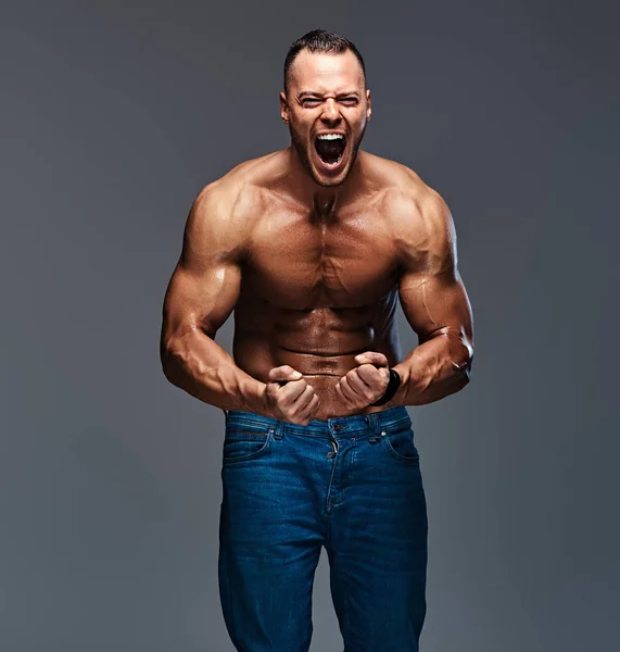 Retrato de macho musculoso sem camisa em uma calça . — Fotografia de Stock