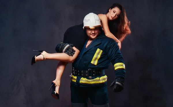 Brutal Firefighter Holds Sexy Hot Brunette Female Dressed Black Dress — Stock Photo, Image