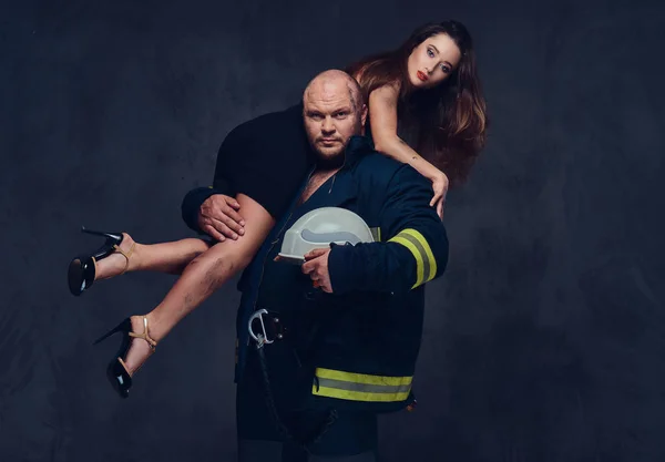 Brutal Firefighter Holds Sexy Hot Brunette Female His Shoulder — Stock Photo, Image