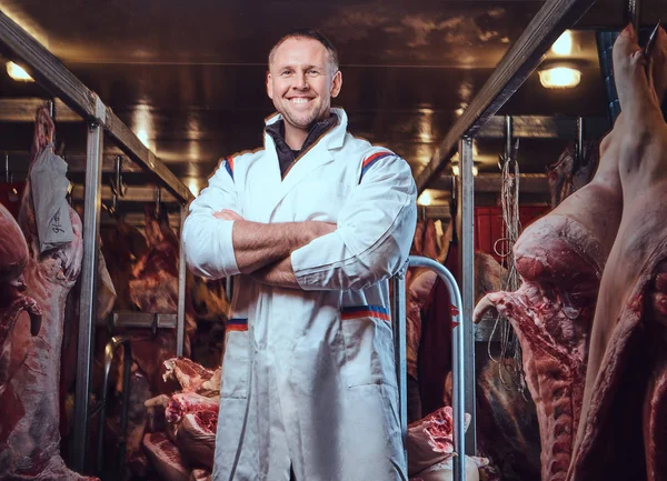 Retrato Açougueiro Manto Branco Com Braços Cruzados Armazenamento Congelador Carne — Fotografia de Stock