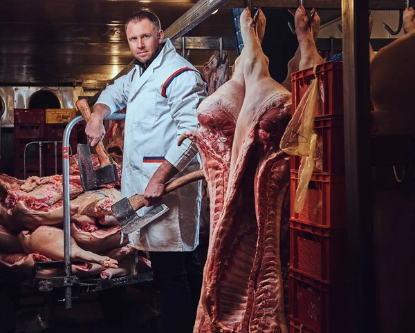 Retrato Açougueiro Manto Cozinha Branca Mantém Machado Uma Fábrica Carne — Fotografia de Stock