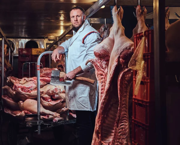 Retrato Açougueiro Manto Cozinha Branca Mantém Machado Uma Fábrica Carne — Fotografia de Stock