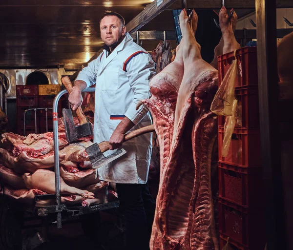 Retrato Açougueiro Manto Cozinha Branca Mantém Machado Uma Fábrica Carne — Fotografia de Stock