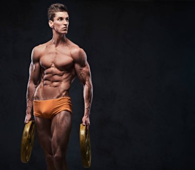 Gömleksiz atletik ectomorph erkek halter ağırlık kollarında tutar..