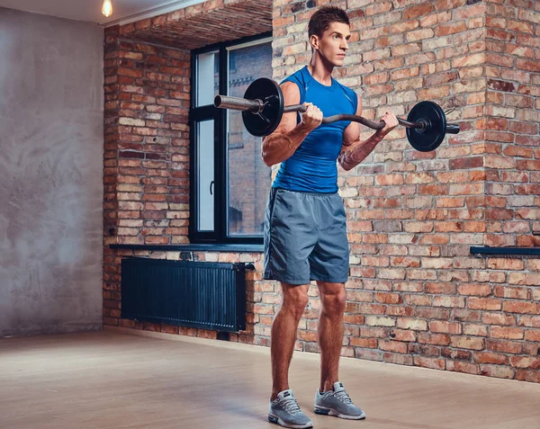 Muscular Masculino Fazendo Exercícios Bíceps Com Barra Clube Com Interior — Fotografia de Stock