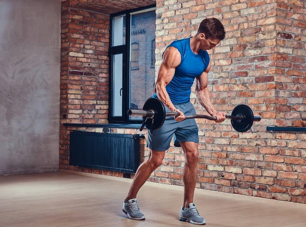 Muscular Masculino Fazendo Exercícios Bíceps Com Barra Clube Com Interior — Fotografia de Stock