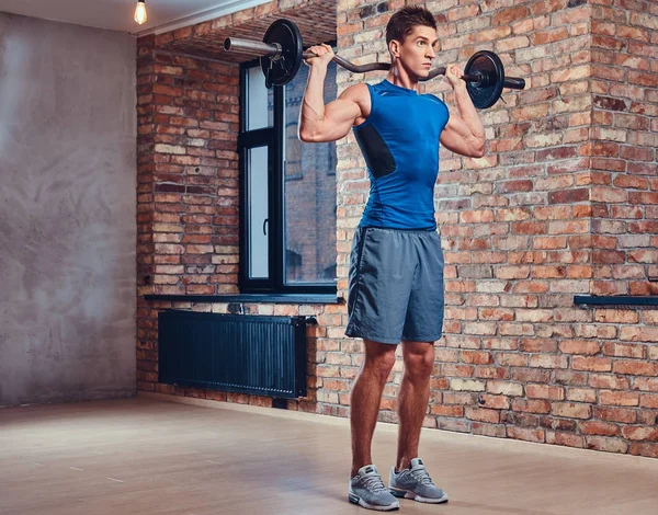 Muscular Masculino Fazendo Exercícios Bíceps Com Barra Clube Com Interior — Fotografia de Stock