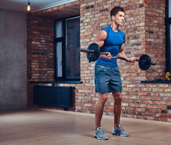 Muscular Masculino Fazendo Exercícios Bíceps Com Barra Clube Com Interior — Fotografia de Stock