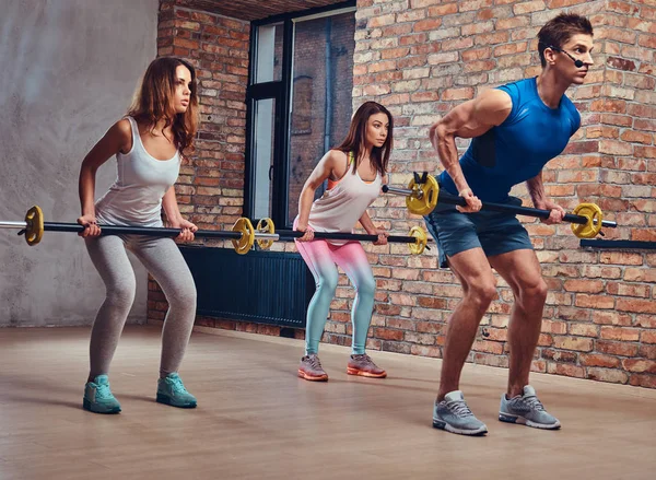 Mannelijke Fitnesstrainer Laat Zien Hoe Terug Doen Trainingen Met Barbell — Stockfoto