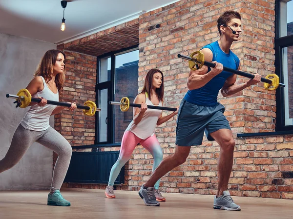 Deux Femmes Fitness Entraîneur Étirant Squats Avec Des Cloches Dans — Photo