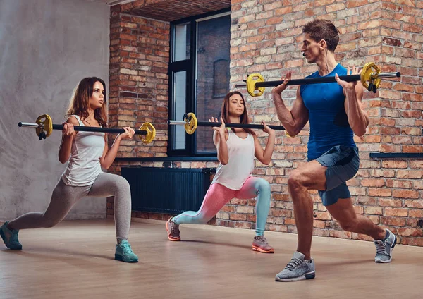 Deux Femmes Fitness Entraîneur Étirant Squats Avec Des Cloches Dans — Photo
