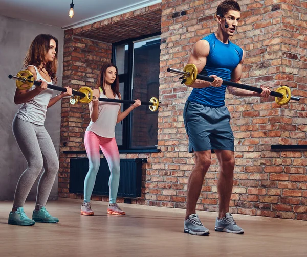 Erkek Spor Hocası Ile Halter Egzersiz Nasıl Gösterir — Stok fotoğraf