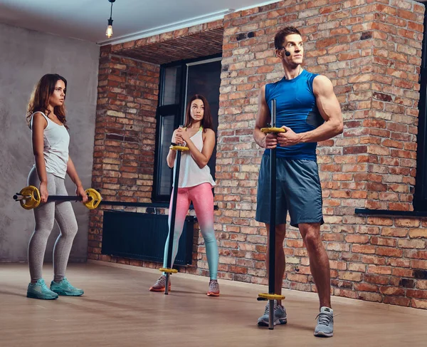 Treinador Fitness Masculino Mostra Como Fazer Exercícios Volta Com Barra — Fotografia de Stock