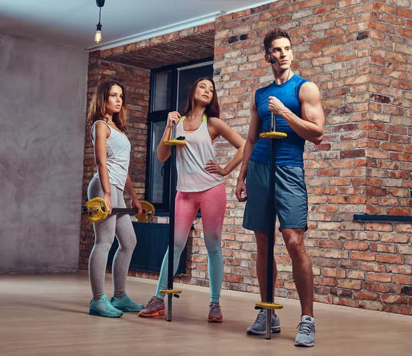 Treinador Fitness Masculino Mostra Como Fazer Exercícios Volta Com Barra — Fotografia de Stock