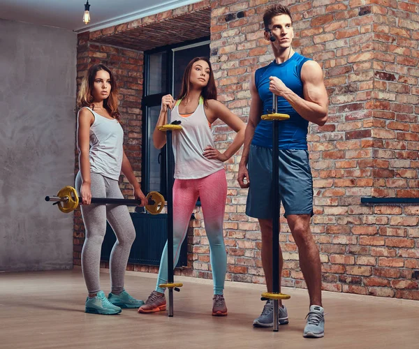 Treinador Fitness Masculino Mostra Como Fazer Exercícios Volta Com Barra — Fotografia de Stock