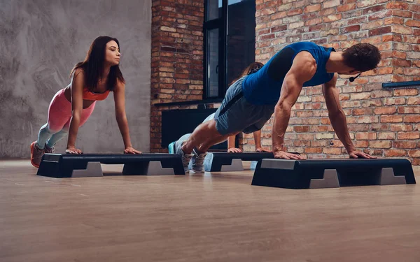 En man lärande kvinnor Hur man push ups. — Stockfoto