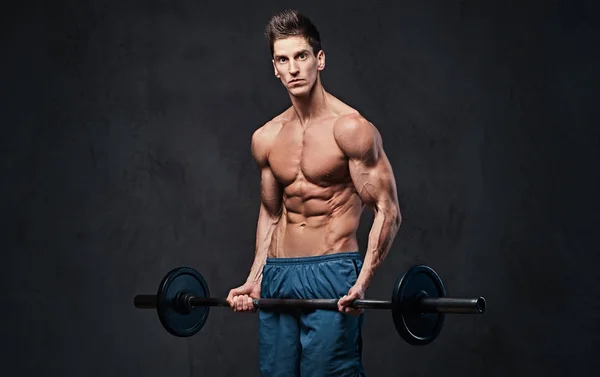Entrenamiento Barra Bíceps Masculino Sin Camiseta Atlética Sobre Fondo Gris —  Fotos de Stock