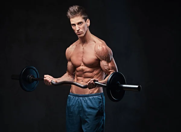 运动裸男肱二头肌杠铃锻炼灰色背景 — 图库照片