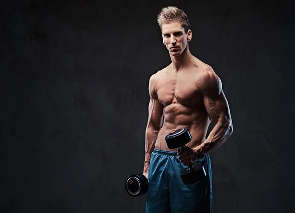 Atletische Shirtless Mannelijke Biceps Dumbbell Training Donker Grijs Achtergrondgeluid — Stockfoto