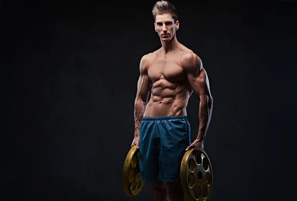 Studioporträt Eines Hirnlosen Athletischen Mannes Mit Langhantelgewicht Vor Grauem Hintergrund — Stockfoto
