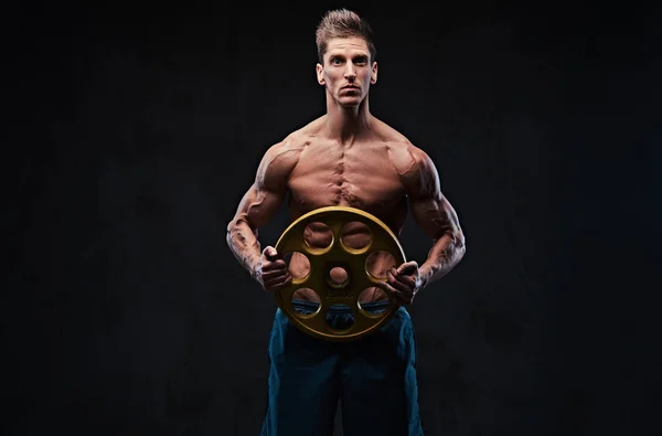 Studioporträt Eines Hirnlosen Athletischen Mannes Mit Langhantelgewicht Vor Grauem Hintergrund — Stockfoto