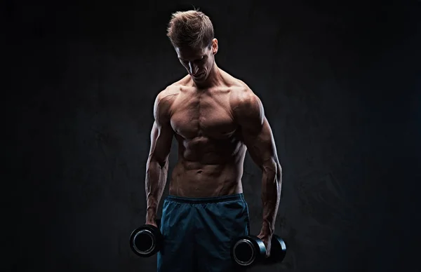Atletisk Shirtless Male Biceps Hantel Träning Över Mörka Grå Backgroud — Stockfoto