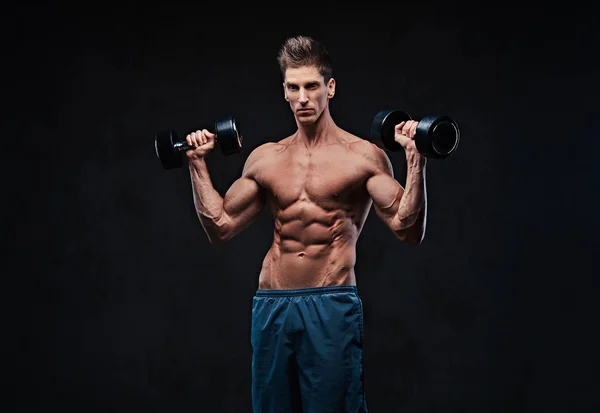 Atletik Gömleksiz Erkek Pazı Dumbbell Egzersiz Koyu Gri Kağıt Üzerinde — Stok fotoğraf