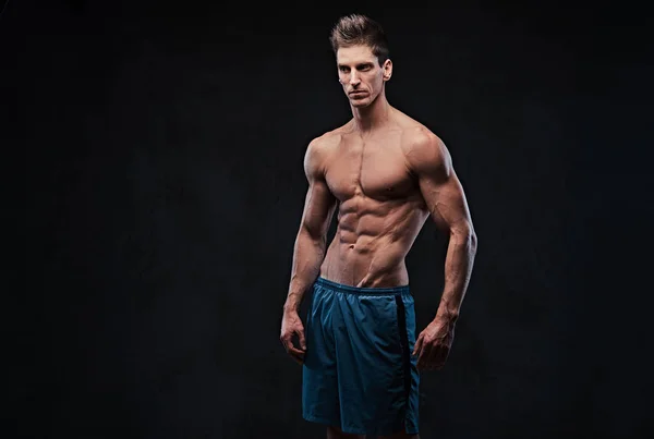 Studiový Portrét Ectomorph Muscle Shirtless Muže Tmavě Šedé Pozadí — Stock fotografie