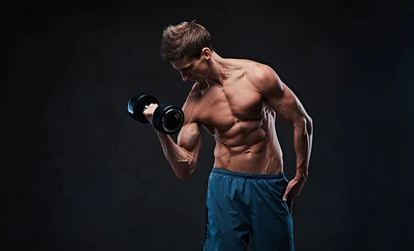 Atlético Sem Camisa Masculino Bíceps Dumbbell Treino Sobre Escuro Cinza — Fotografia de Stock