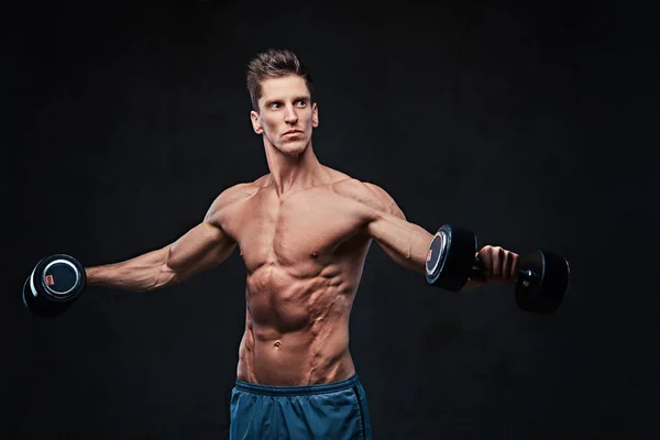 Gömleksiz Atletik Erkek Yapıyor Dumbbells Ile Yanal Baş Egzersizler Omuzlar — Stok fotoğraf