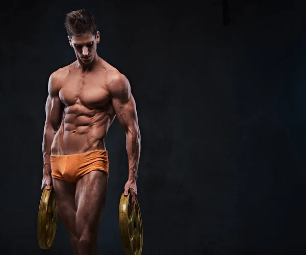 Gömleksiz Atletik Ectomorph Erkek Halter Ağırlık Kollarında Tutar — Stok fotoğraf