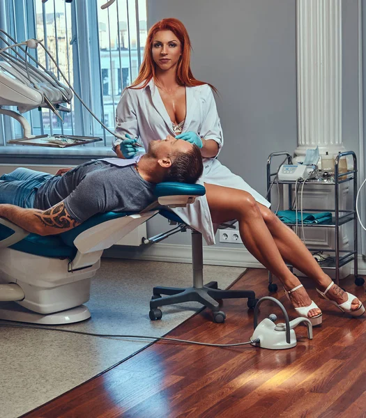 Une Femme Dentiste Sexy Rousse Chaude Robe Blanche Chaussures Talons — Photo