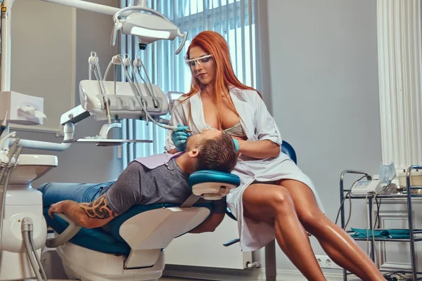 Patient Tatoué Sexe Masculin Recevant Traitement Dentaire Cabinet Dentiste — Photo