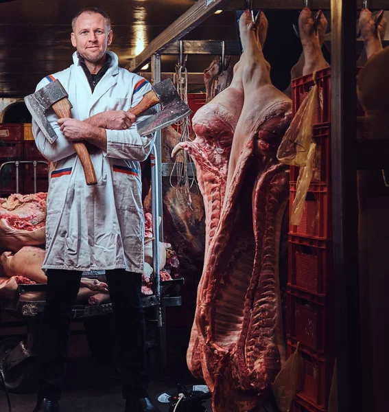 Retrato Açougueiro Manto Cozinha Branca Mantém Machado Uma Fábrica Carne — Fotografia de Stock