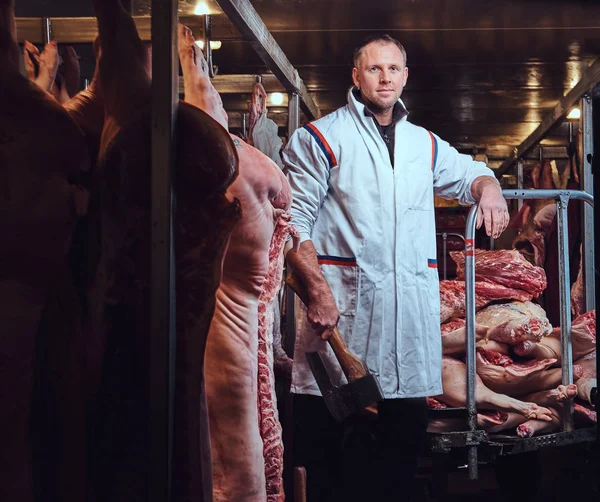 Açougueiro Vestido Com Roupão Cozinha Branca Trabalha Uma Fábrica Armazenamento — Fotografia de Stock