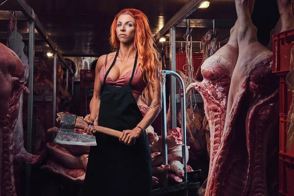 Ruda Kobieta Lekkoatletycznego Posiada Siekierą Fabryce Mięsa — Zdjęcie stockowe