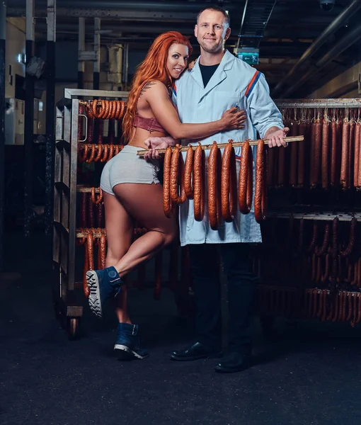 Porträt Eines Kochs Und Seiner Helferin Wurstlager — Stockfoto